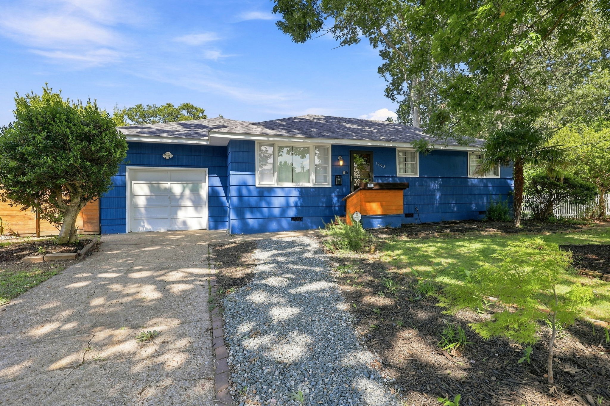 1208 Pineview Avenue